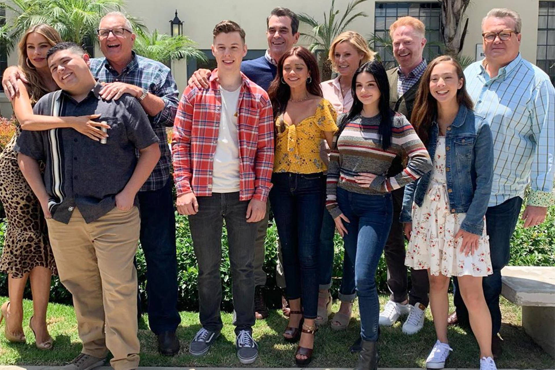 The Cast Of Modern Family At Their Last Table Read Background