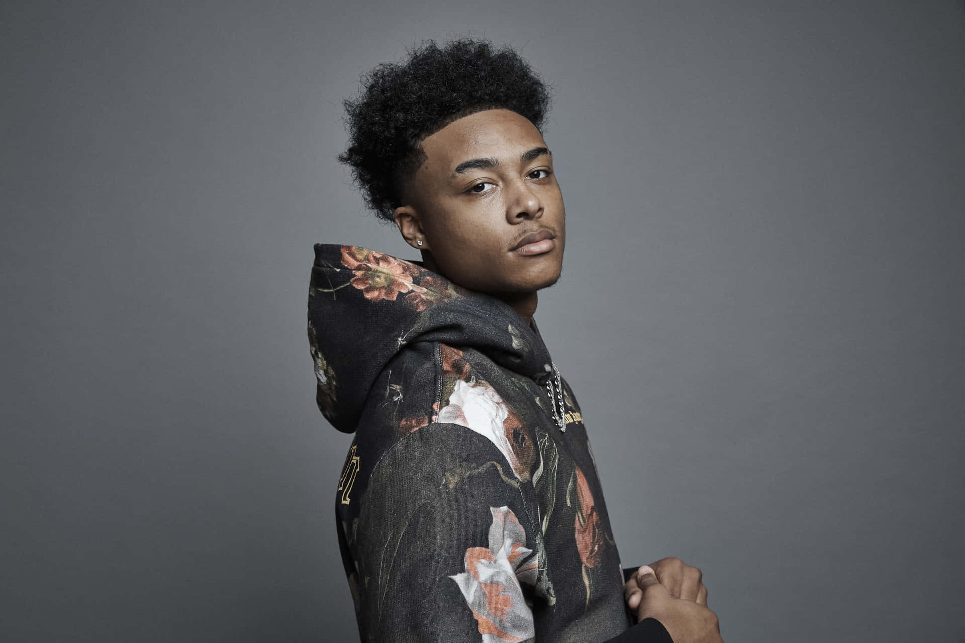 The Charming Luh Kel Sparkling On Stage Background