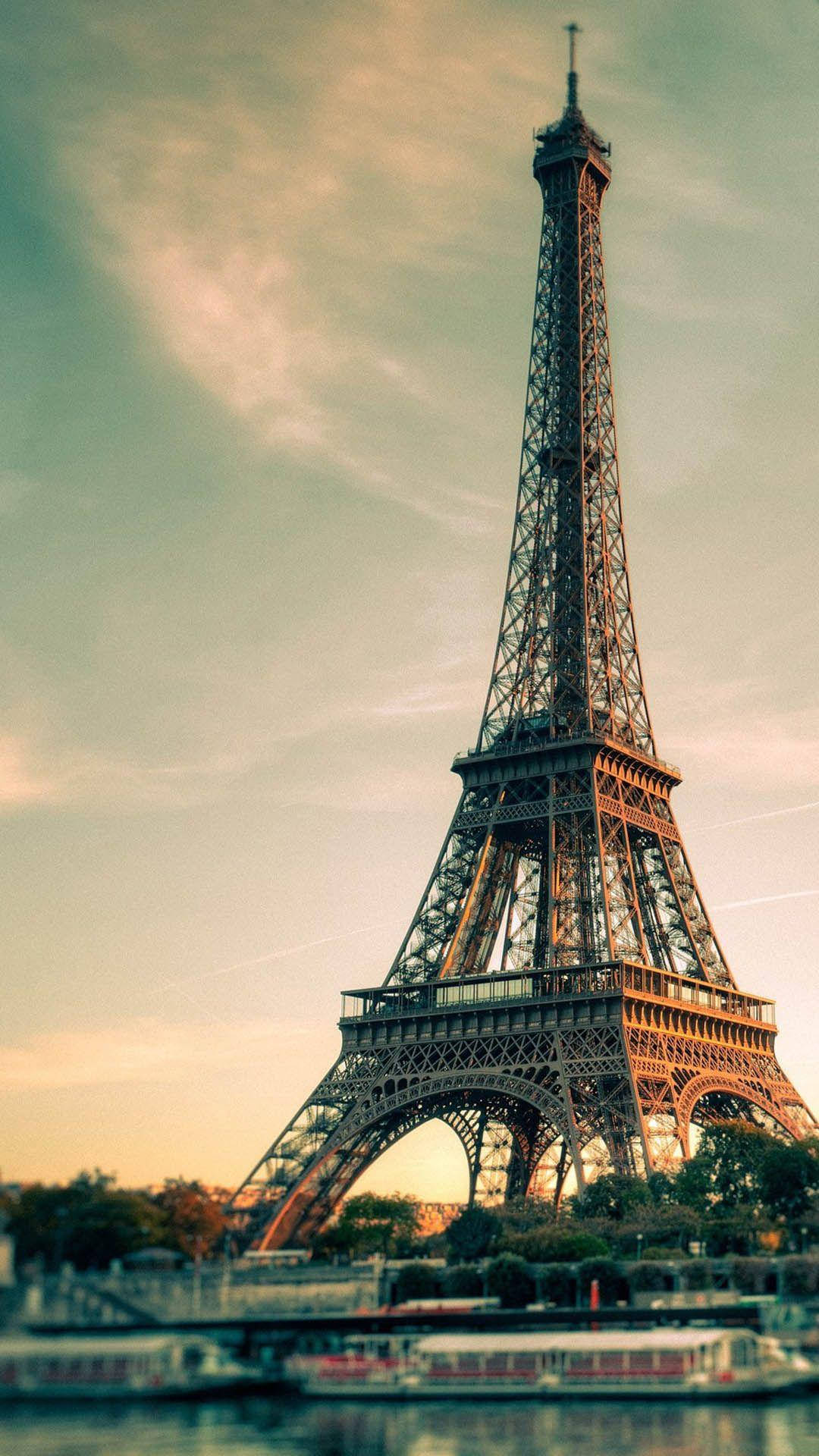 The Eiffel Tower Stands Tall Against The Skyline Of Paris, A Symbol Of French History And Culture. Background