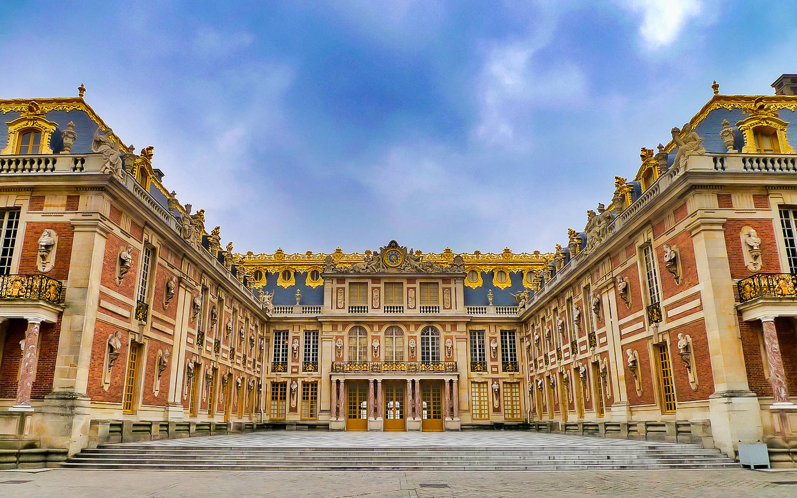 The Facade Of The Palace Of Versailles Background