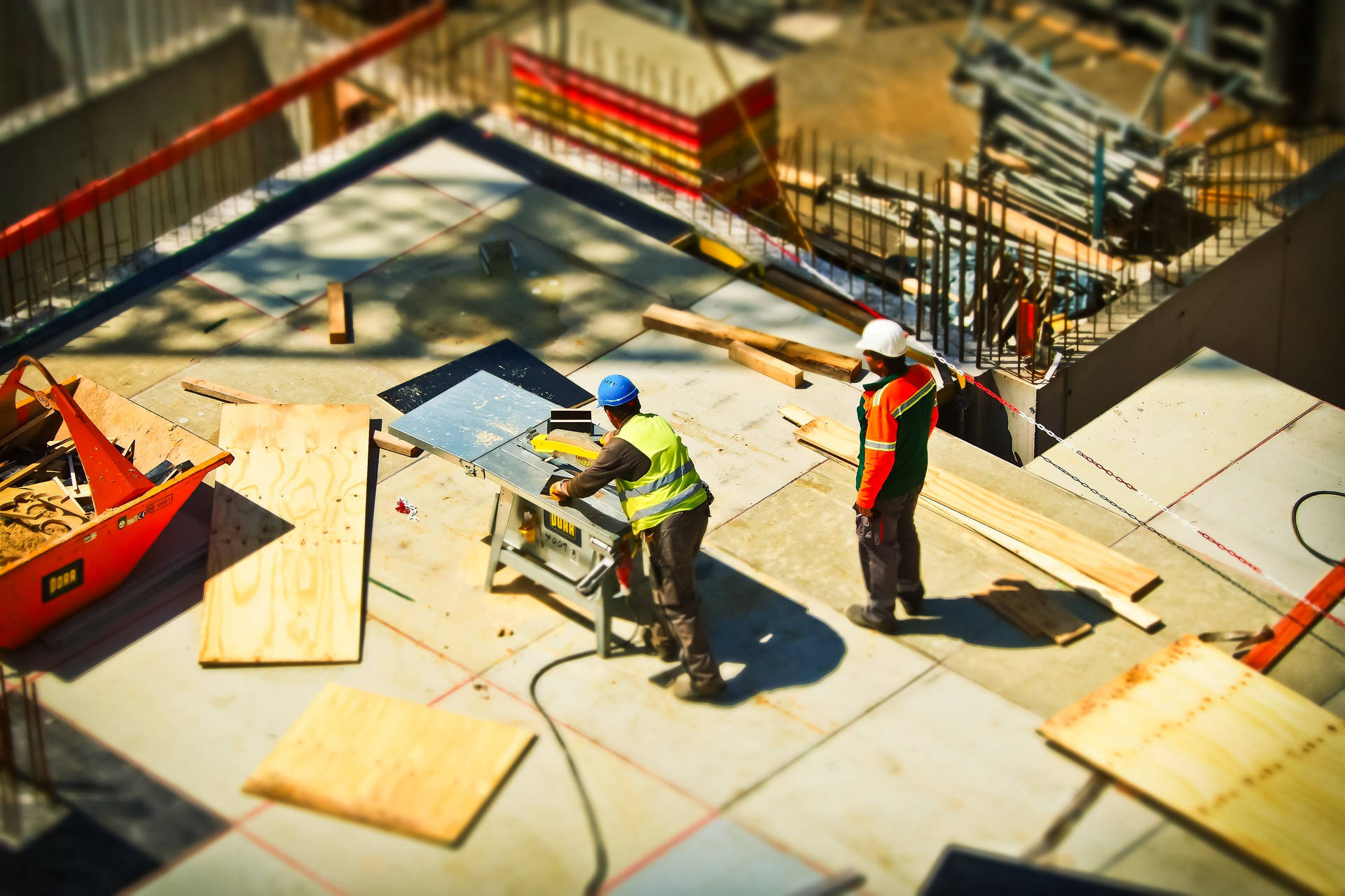 The Foreman Tells A Construction Worker The Instructions Background