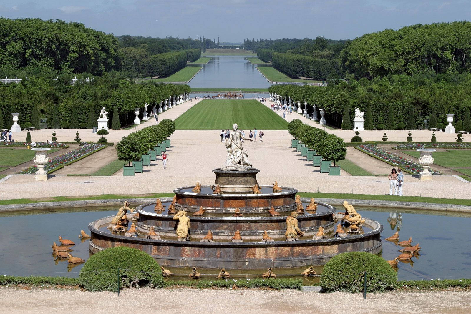 The Fountain In The Palace Of Versailles Gardens Background