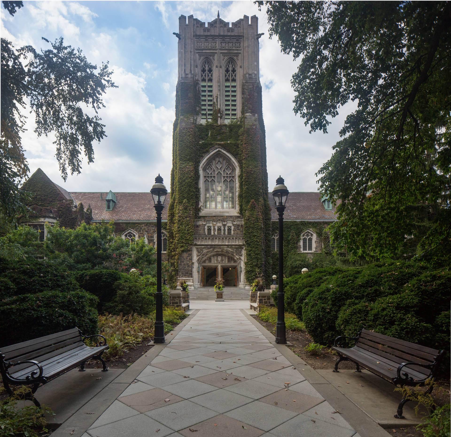 The Grand Entrance Of Lehigh University's Alumni Memorial Building. Background