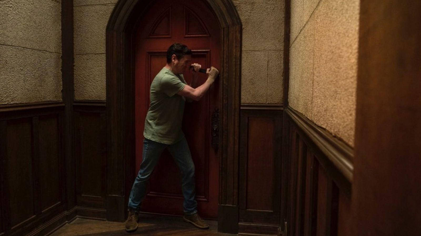 The Haunting Of Hill House Prying Open Background