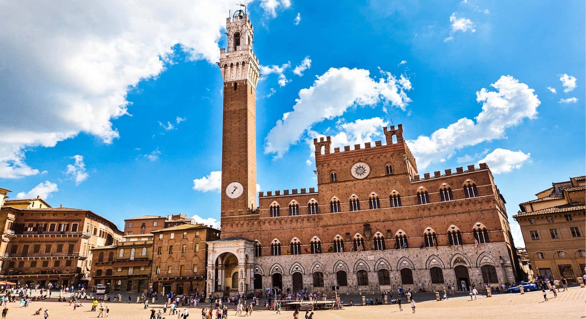 The Historic Piazza Del Campo In Siena, Italy Background