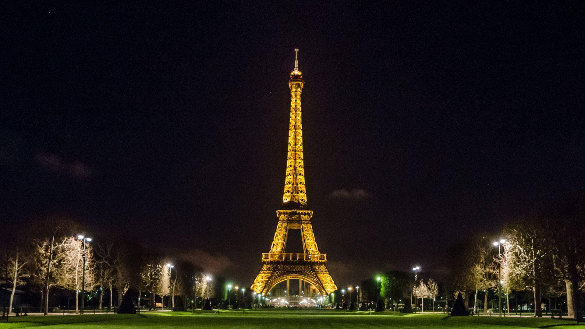 “the Iconic Eiffel Tower In Paris, France” Background