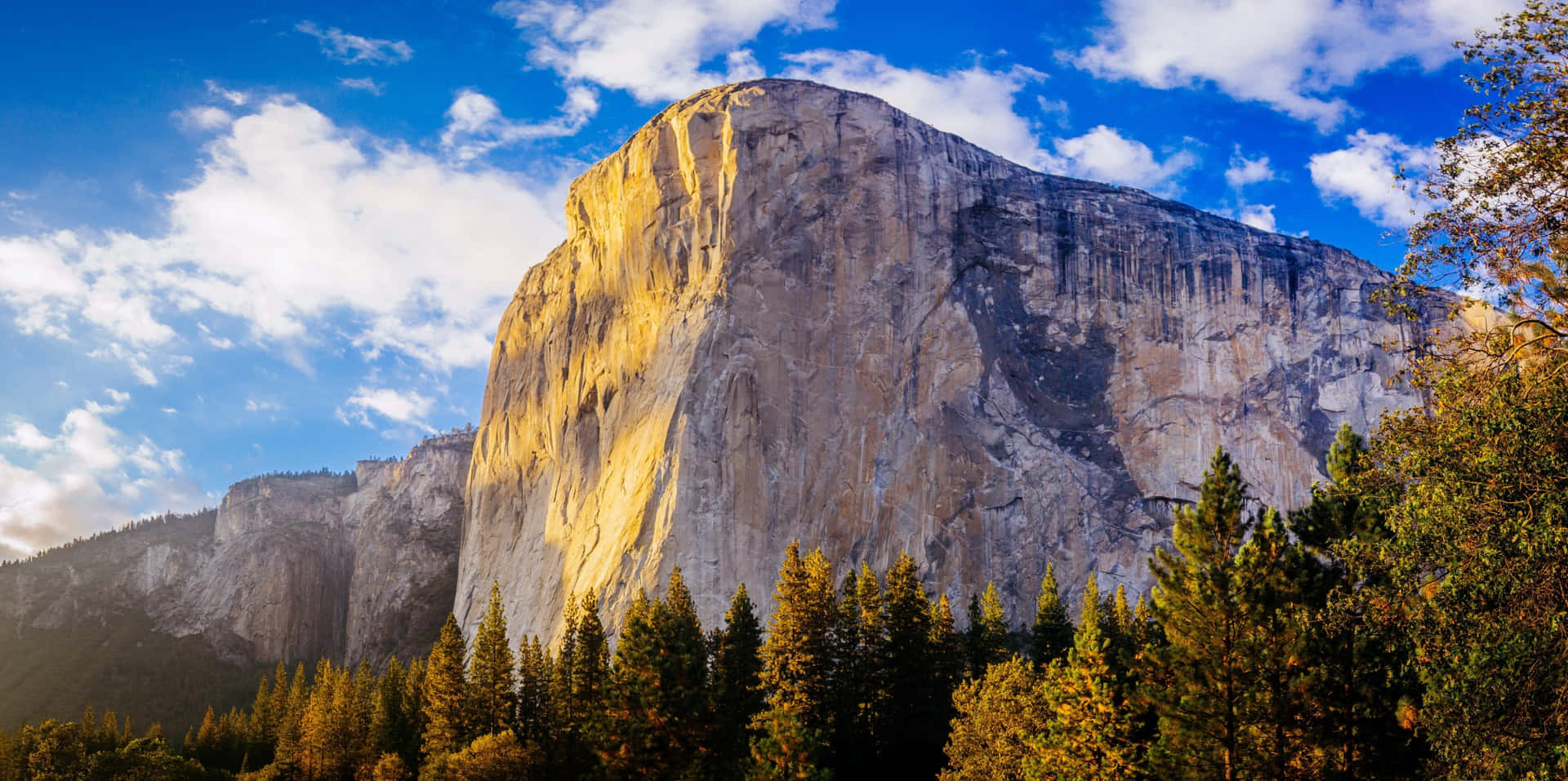 The Iconic El Capitan Of Yosemite National Park Background