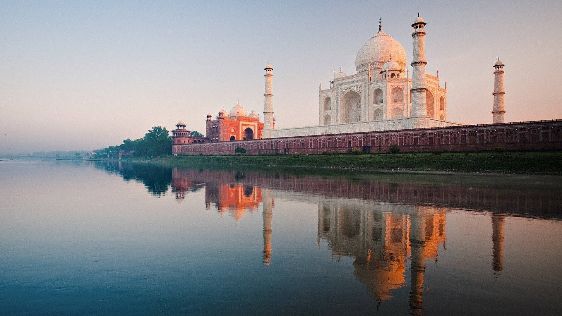 The Lake Behind The Taj Mahal Background