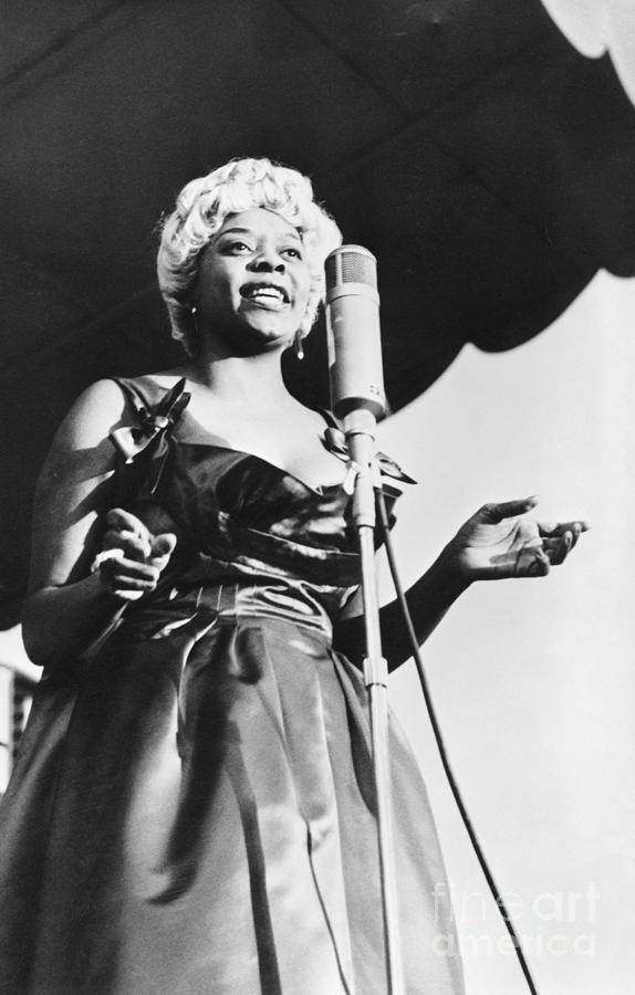 The Legendary Dinah Washington In Vintage Glory Background