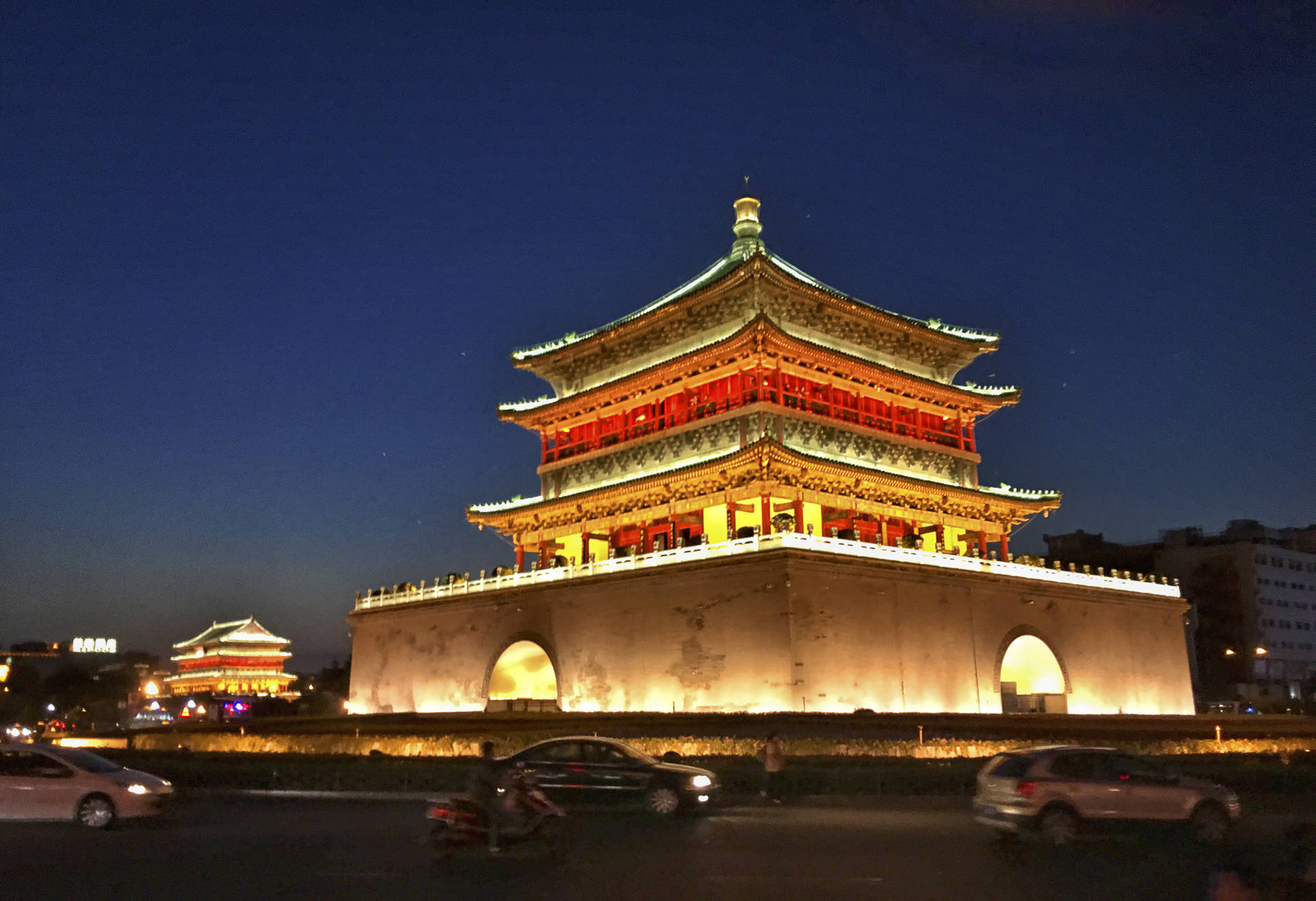 The Majestic Bell Tower Of Xi'an At Dusk Background