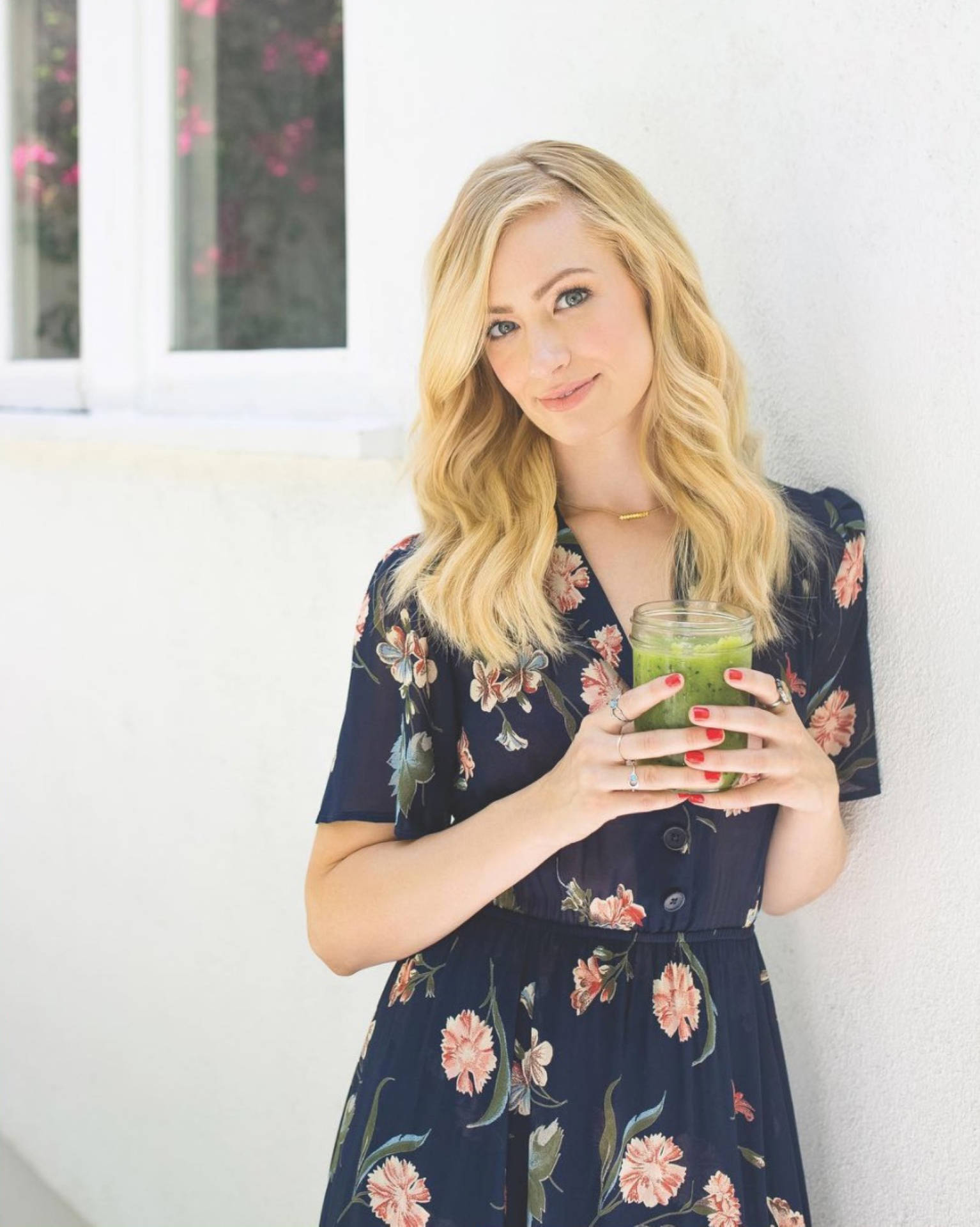 The Neighborhood Actress Beth Behrs Background