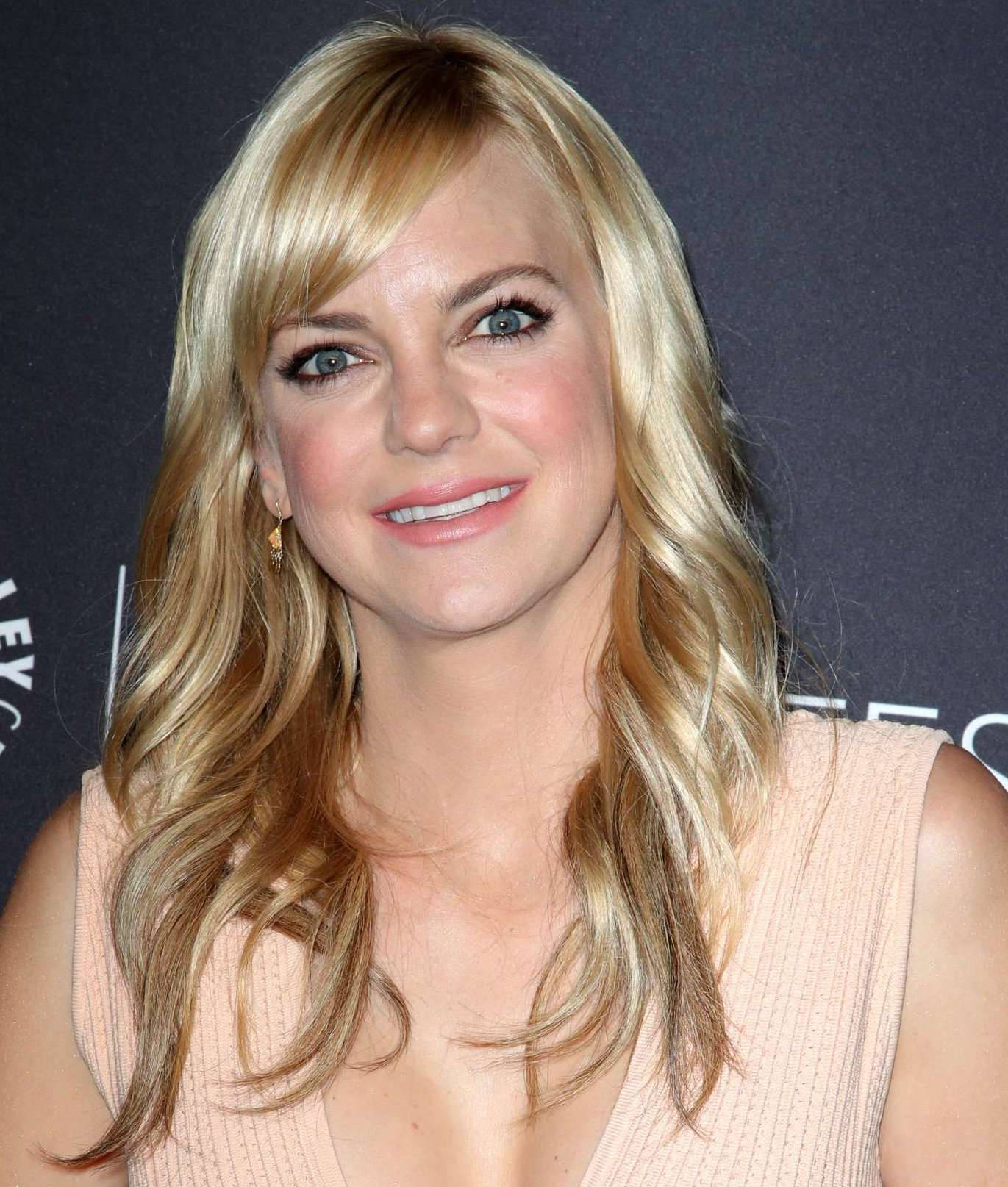 The Paley Center For Media Anna Faris Background