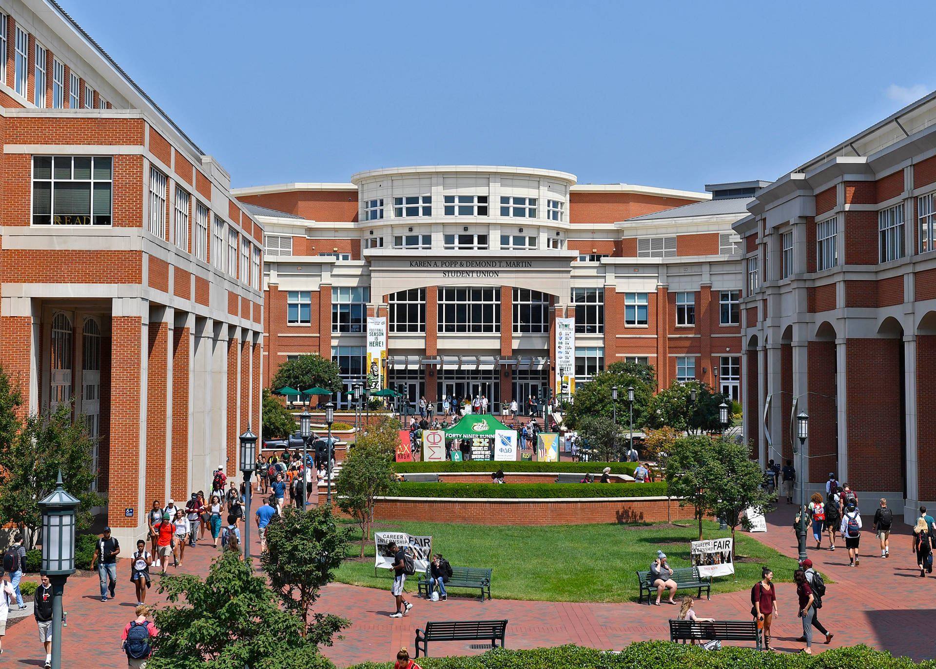 The Picturesque Campus Of The University Of North Carolina At Charlotte. Background