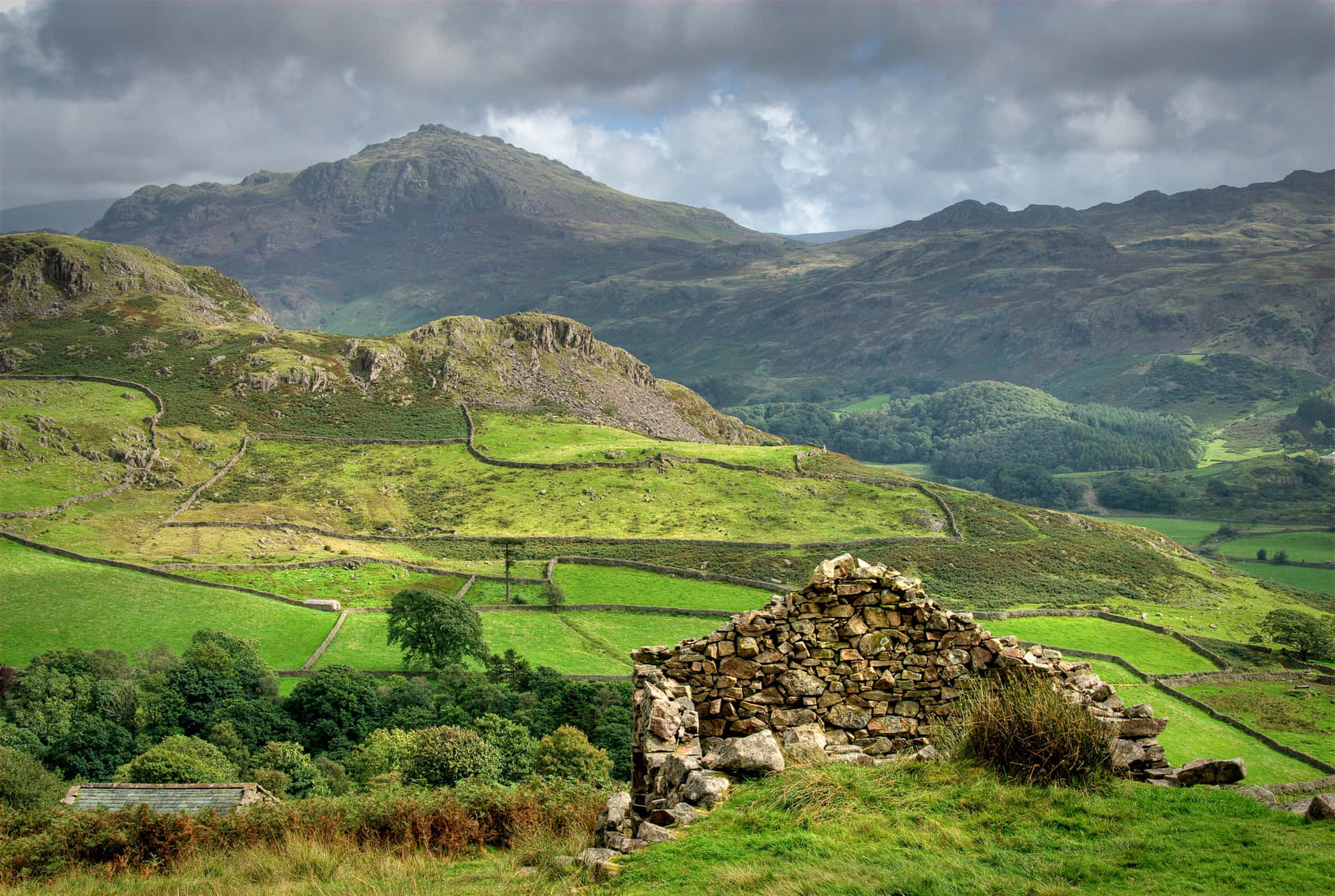 The Rolling Hills Of Scotland, A Majestic Beauty. Background