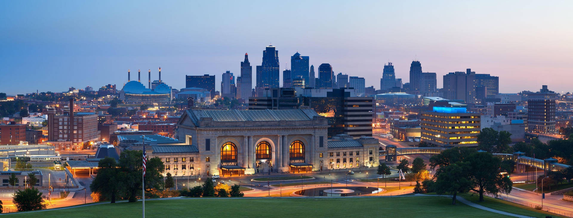 The Stunning Skyline Of Kansas City Background