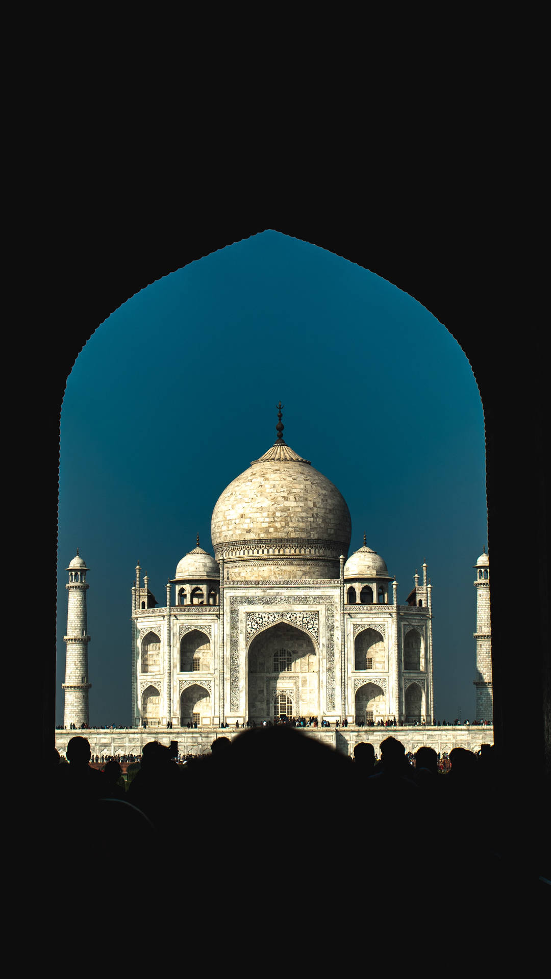 The Taj Mahal And The Crowd Background