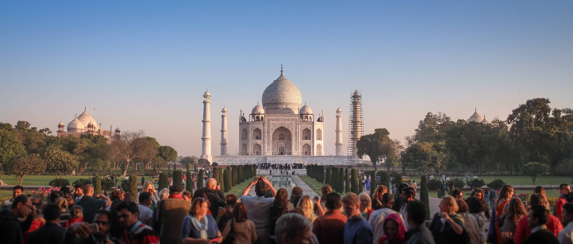 The Taj Mahal And The Tourists Background