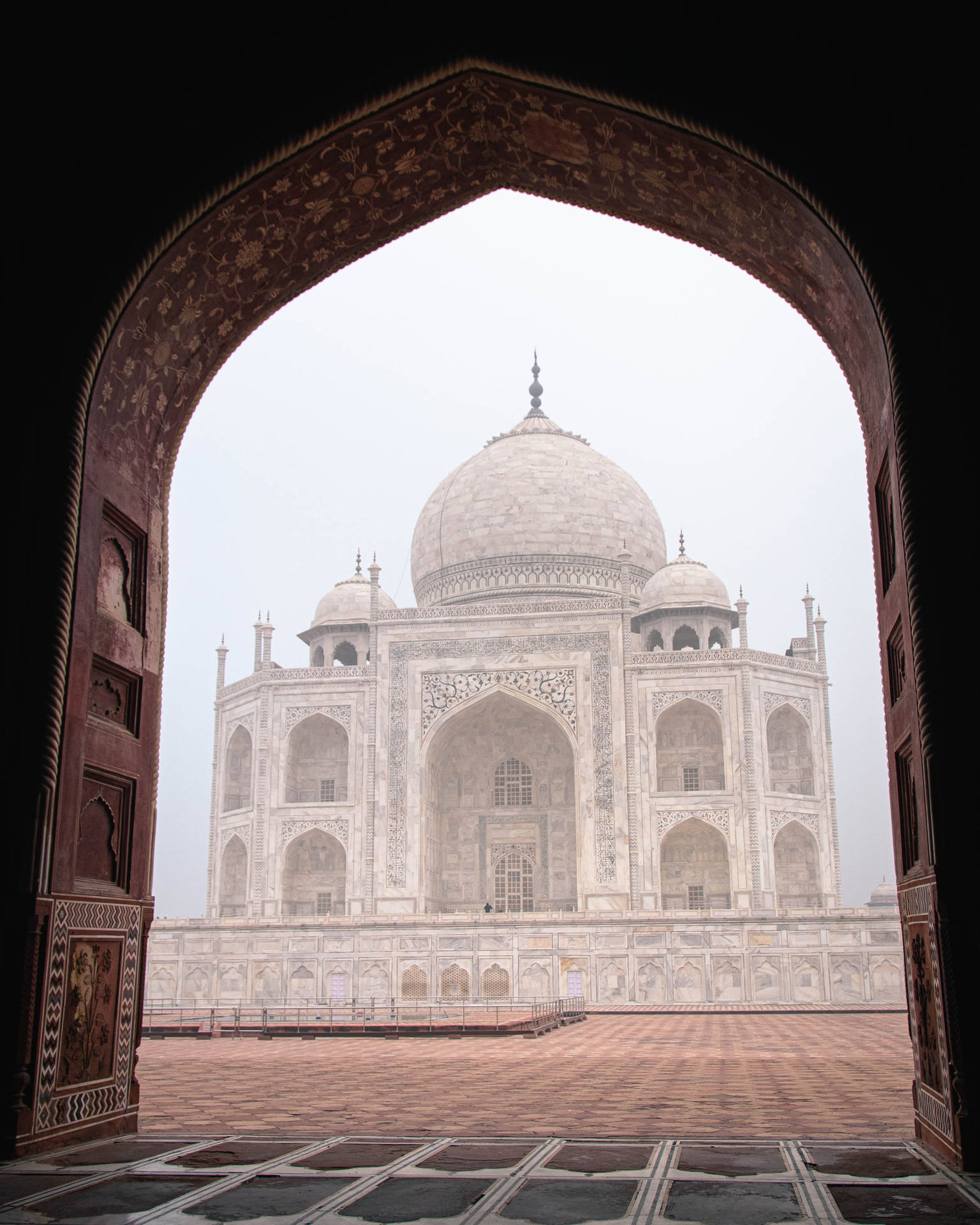 The Taj Mahal Inside A Doorway Background