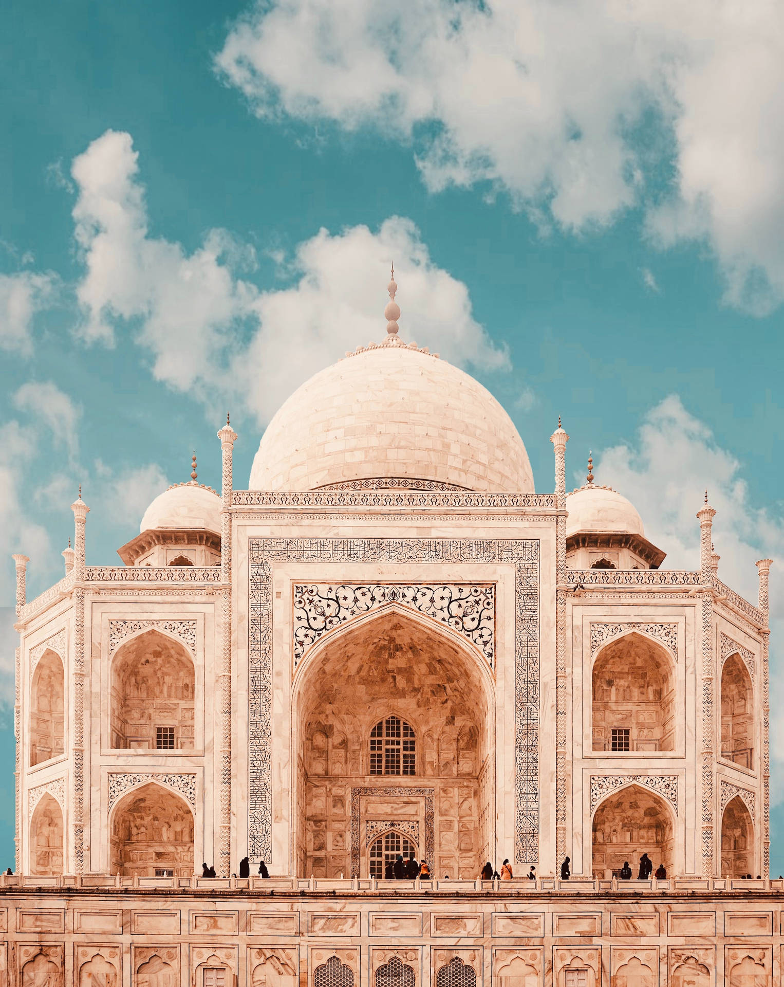 The Taj Mahal's Dome And Kiosks Background