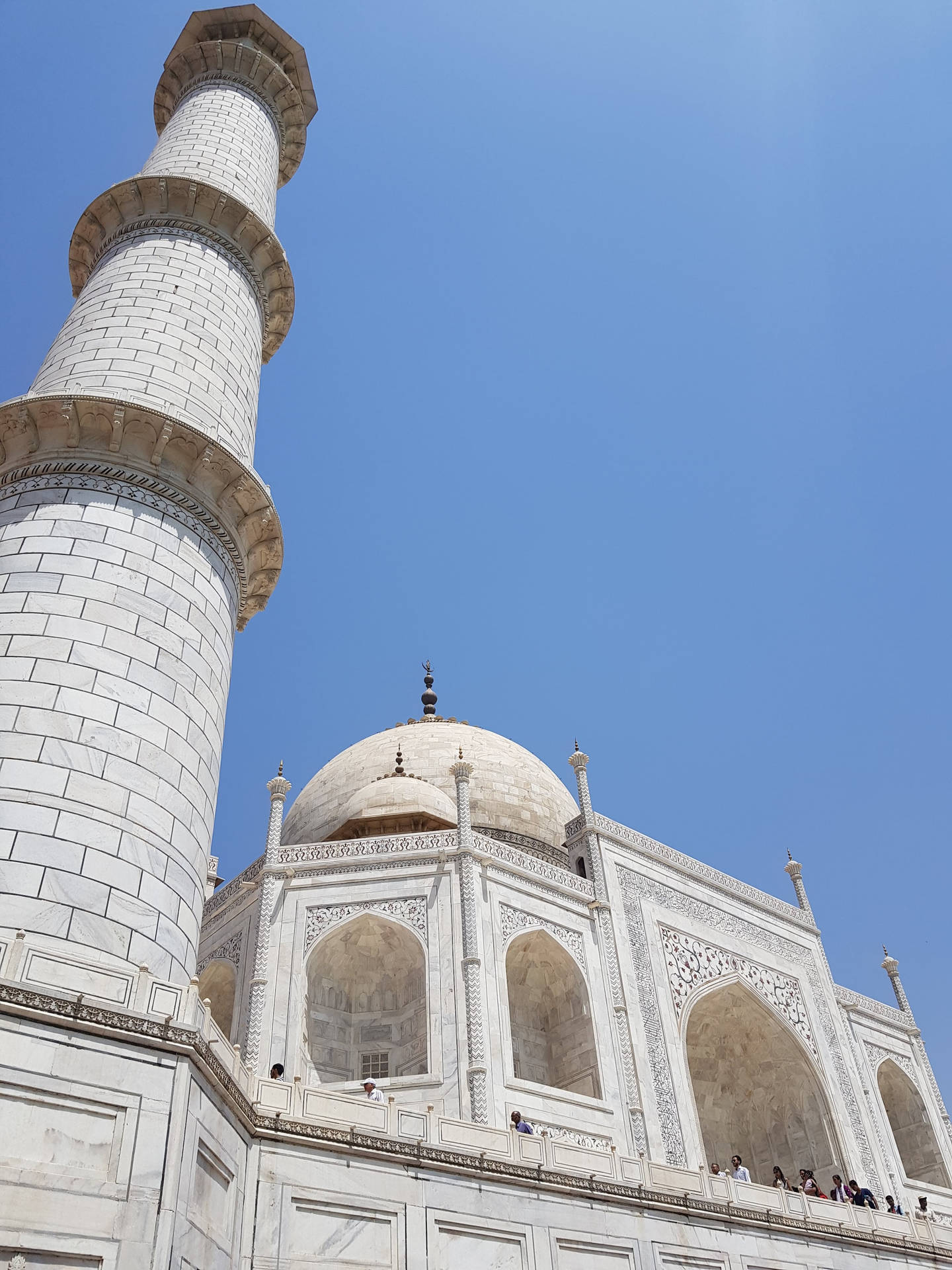 The Taj Mahal's Tall Minaret Background