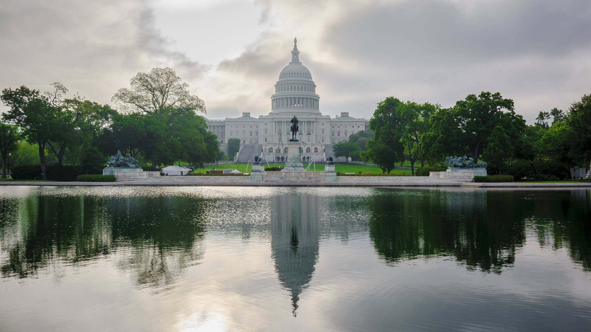 The White House Behind The Lake Background