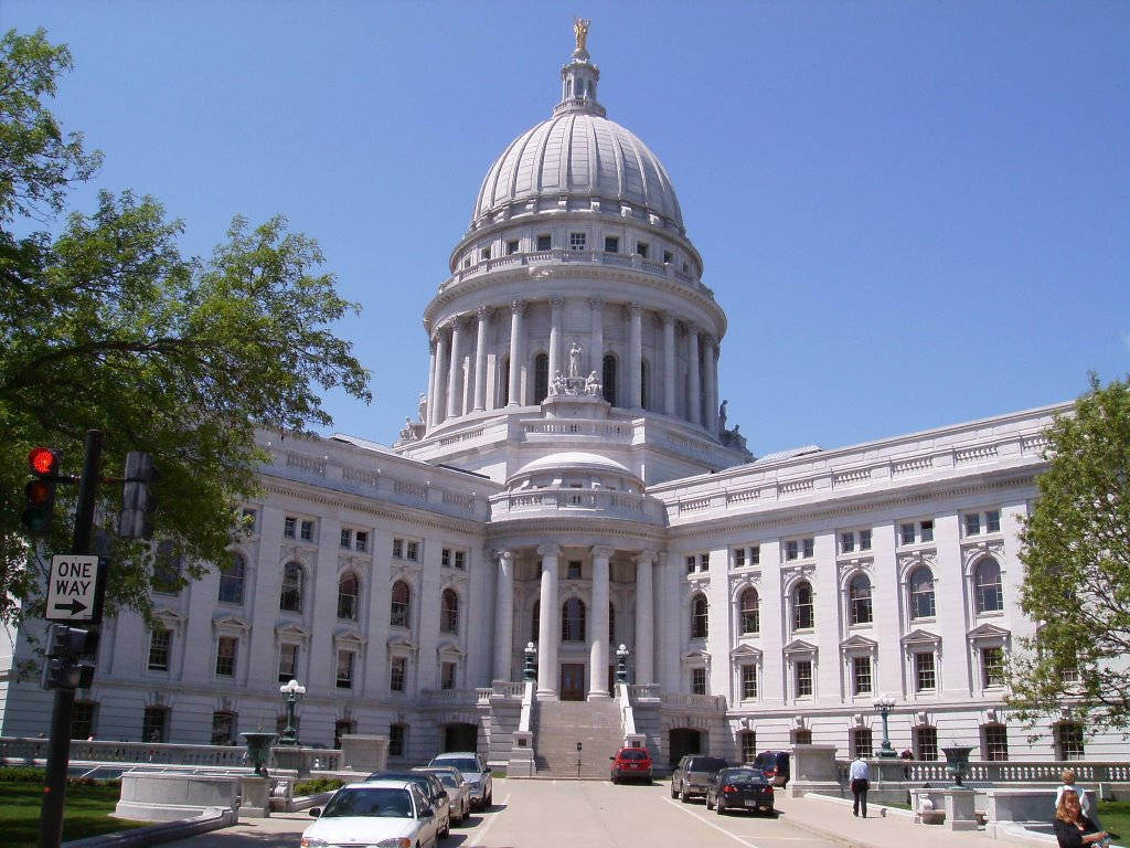 The Wisconsin State Capitol In Madison Background