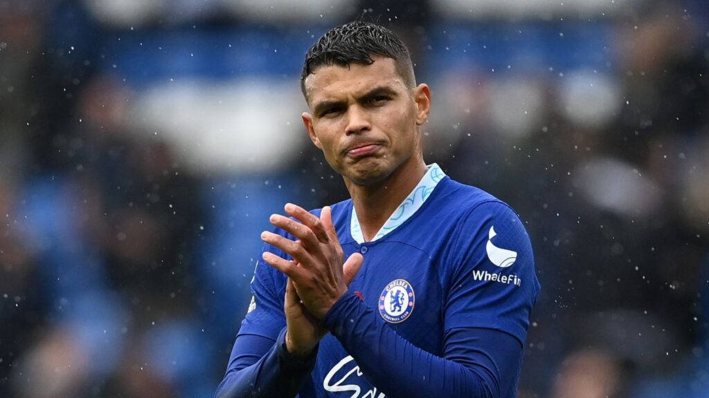 Thiago Silva Clapping Under The Rain Background