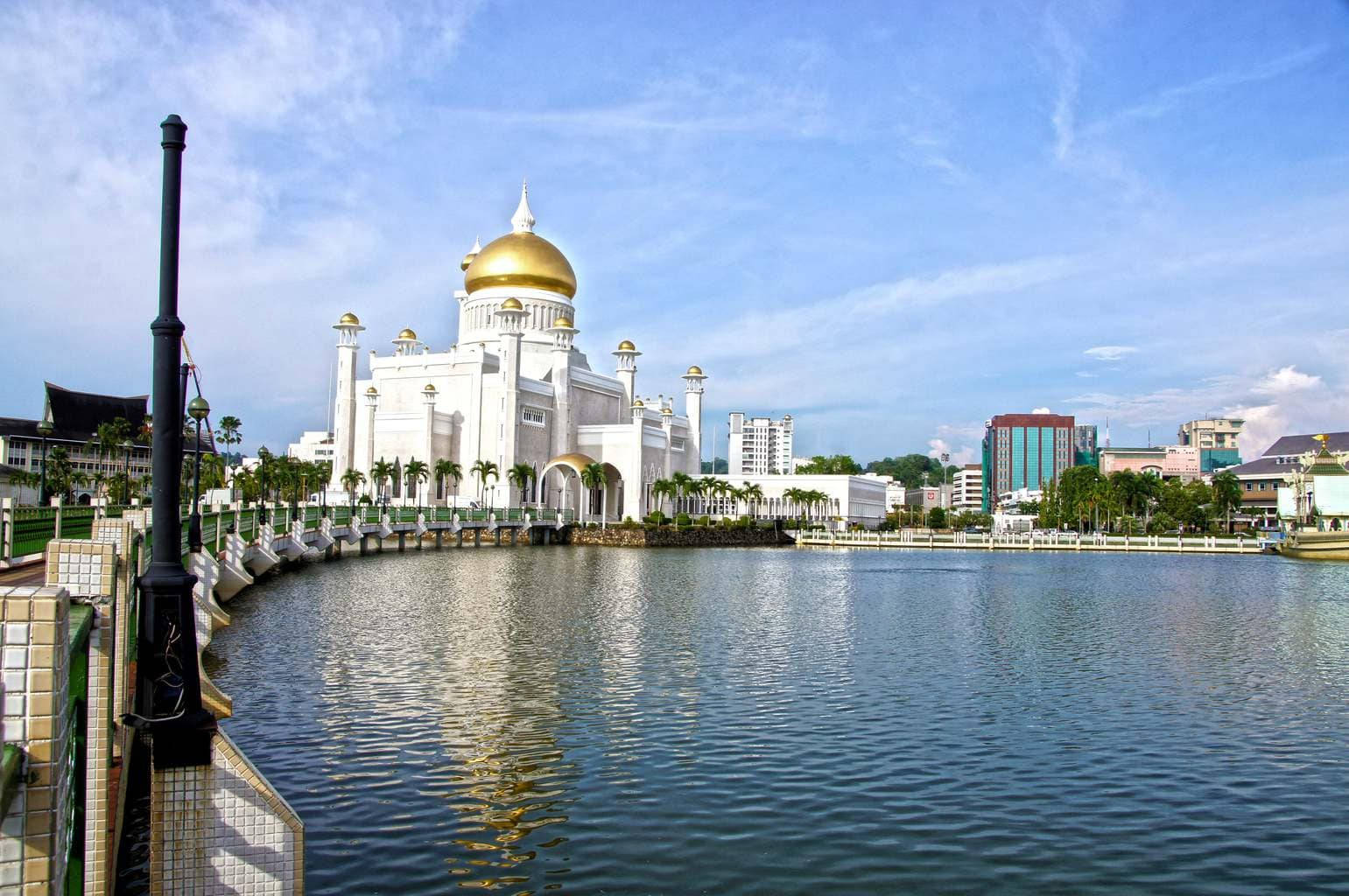 Thin Clouds Over Brunei Mosque Background