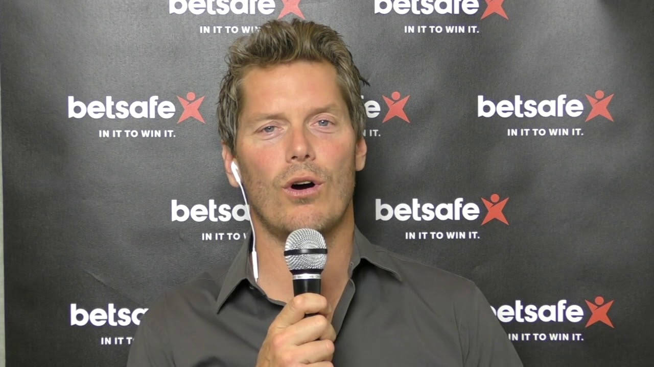 Thomas Enqvist Animatedly Speaking Into A Microphone Background