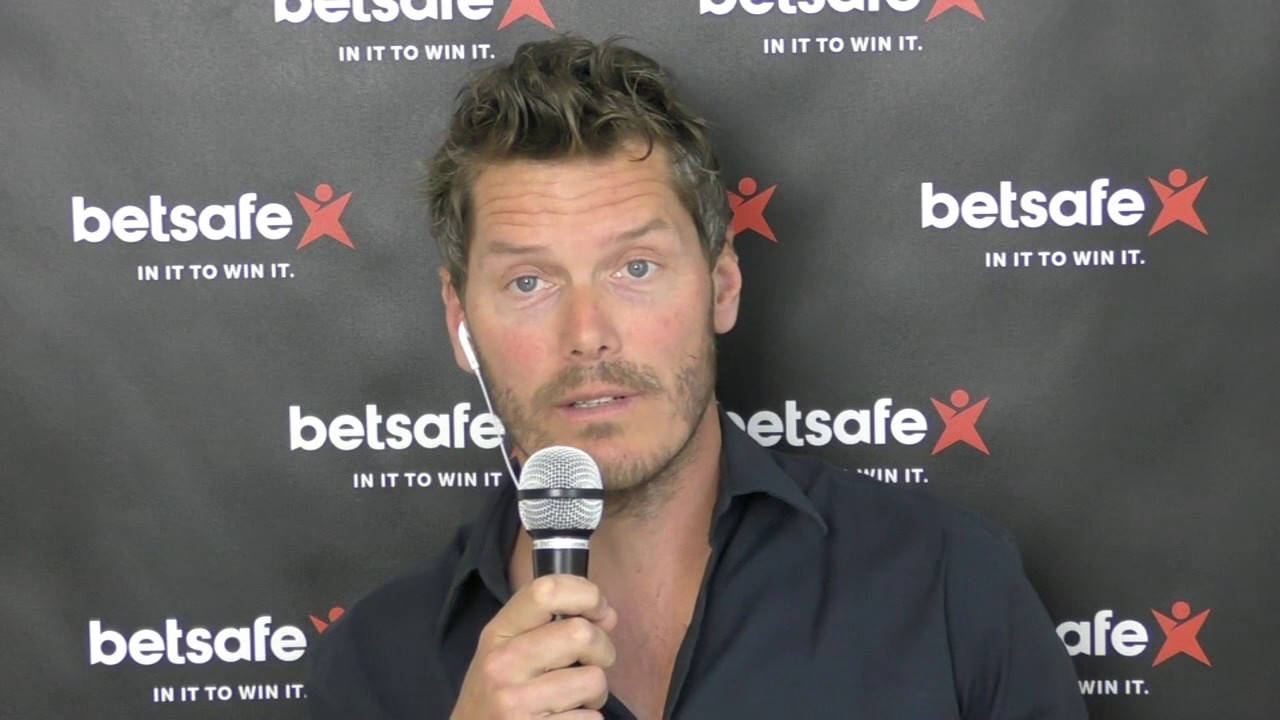 Thomas Enqvist During An Interview Background