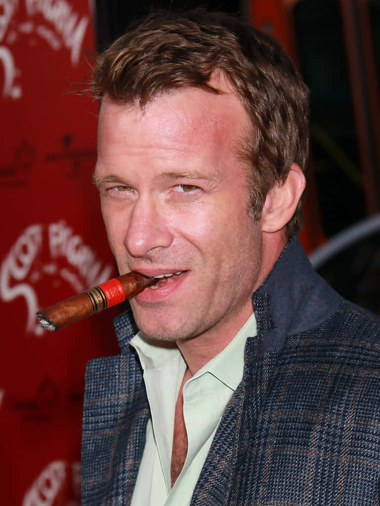 Thomas Jane In One Of His Signature Roles Background