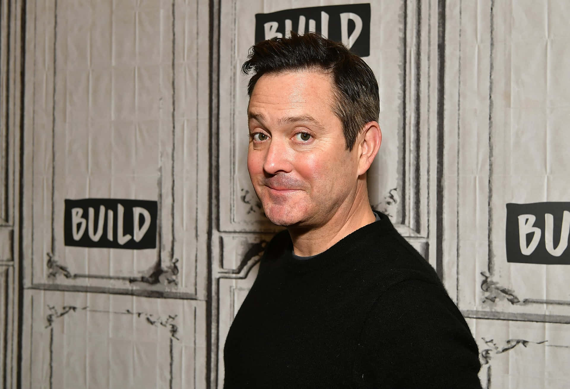 Thomas Lennon In A Casual Yet Charming Look Background