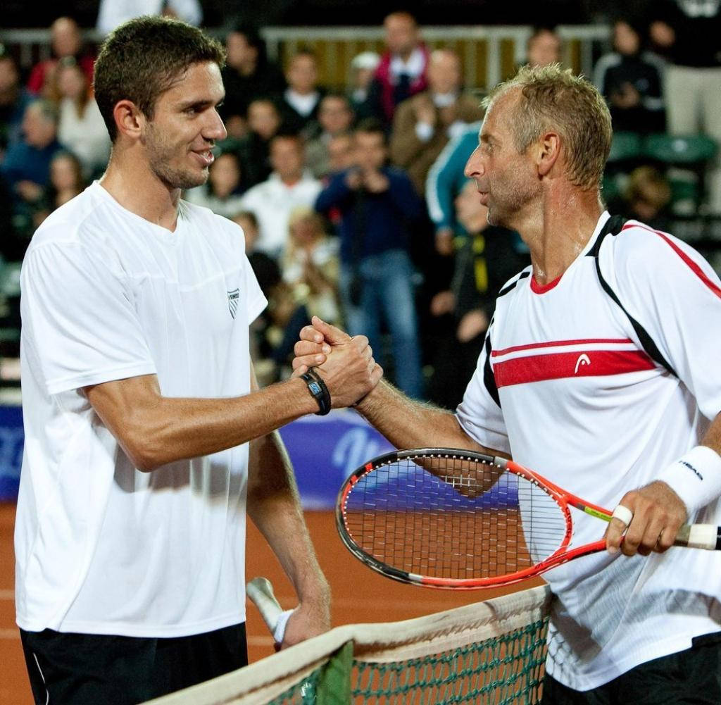 Thomas Muster Shaking Hands With Opponent Background