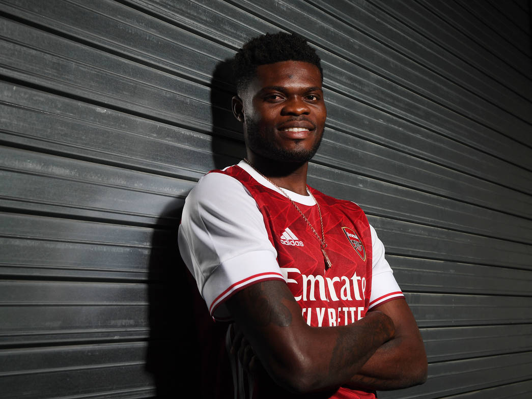 Thomas Partey Leaning Against A Metal Shutter