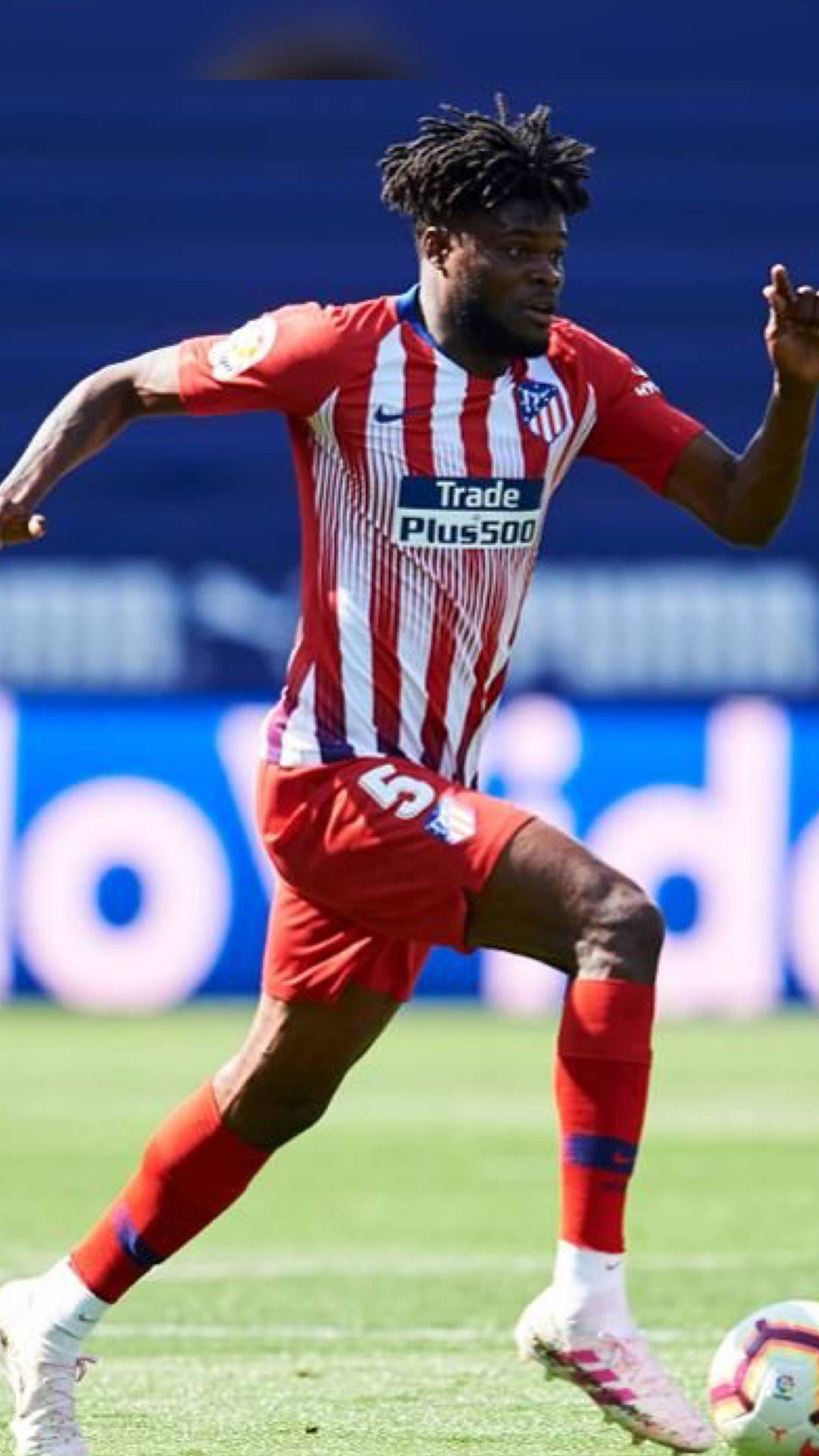 Thomas Partey Ready To Kick The Ball Background