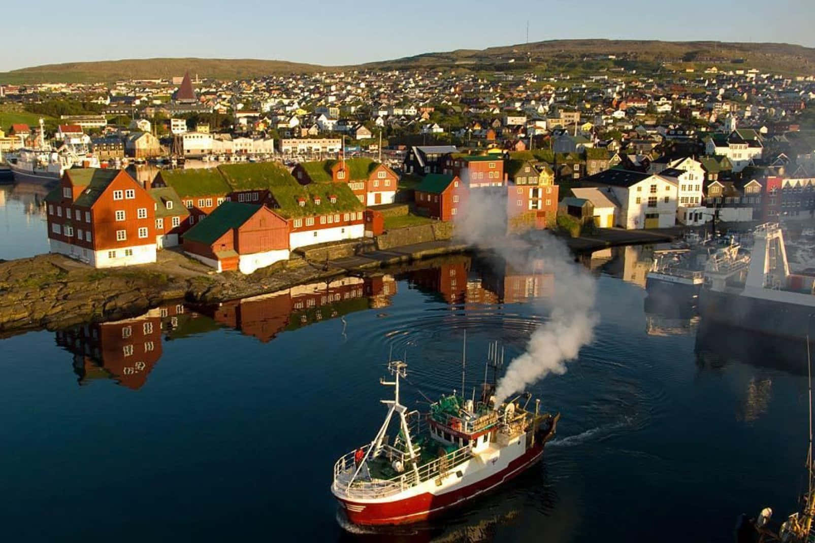 Thorshavn Ocean And Boat Background