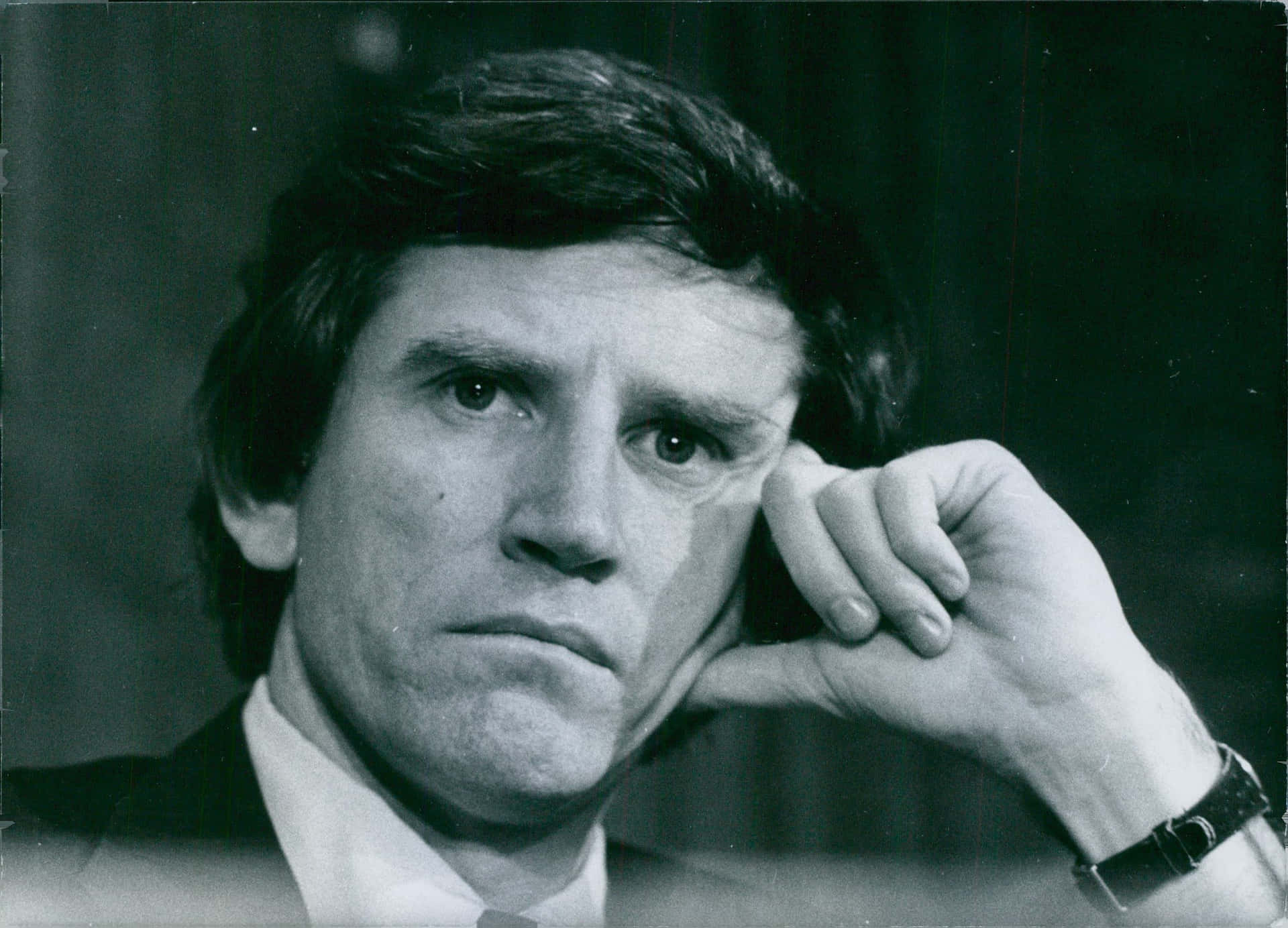 Thoughtful Gary Hart Background