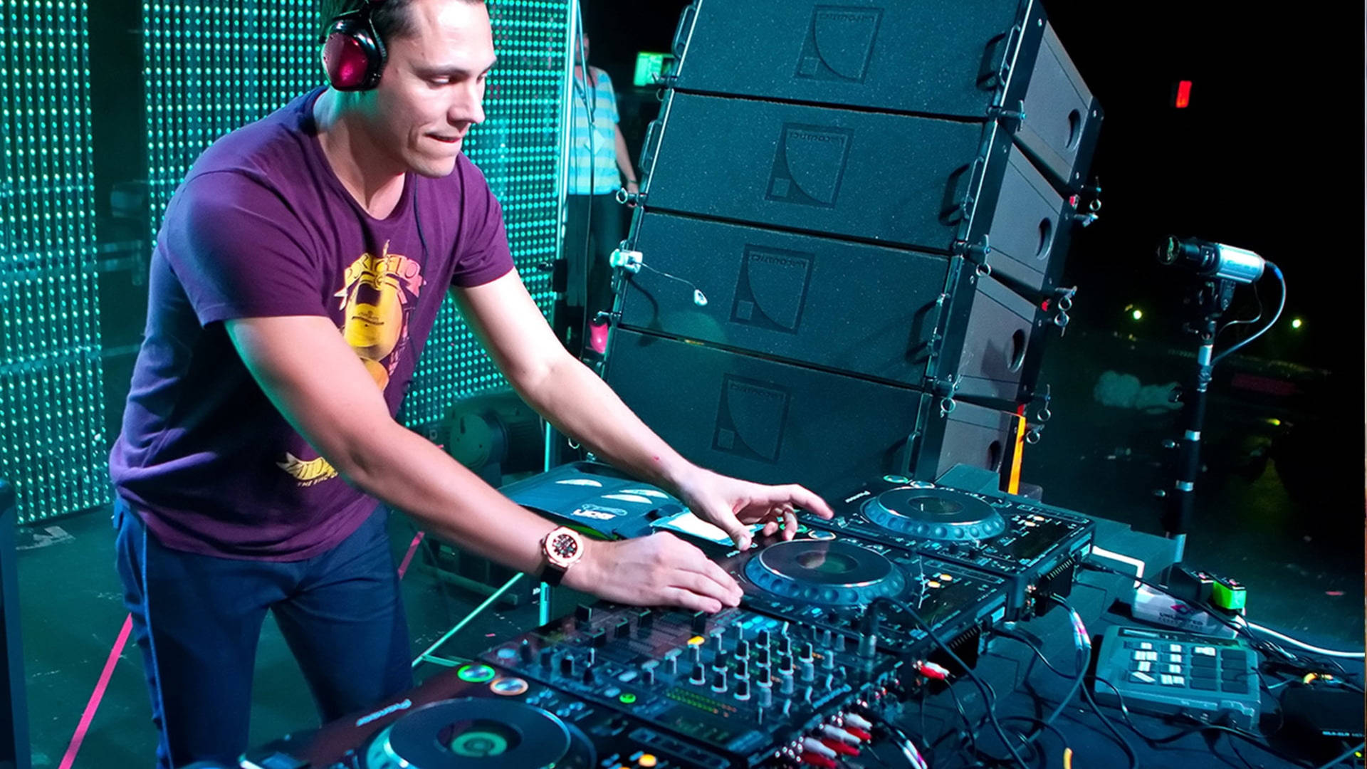 Tiesto In Dj Booth Background