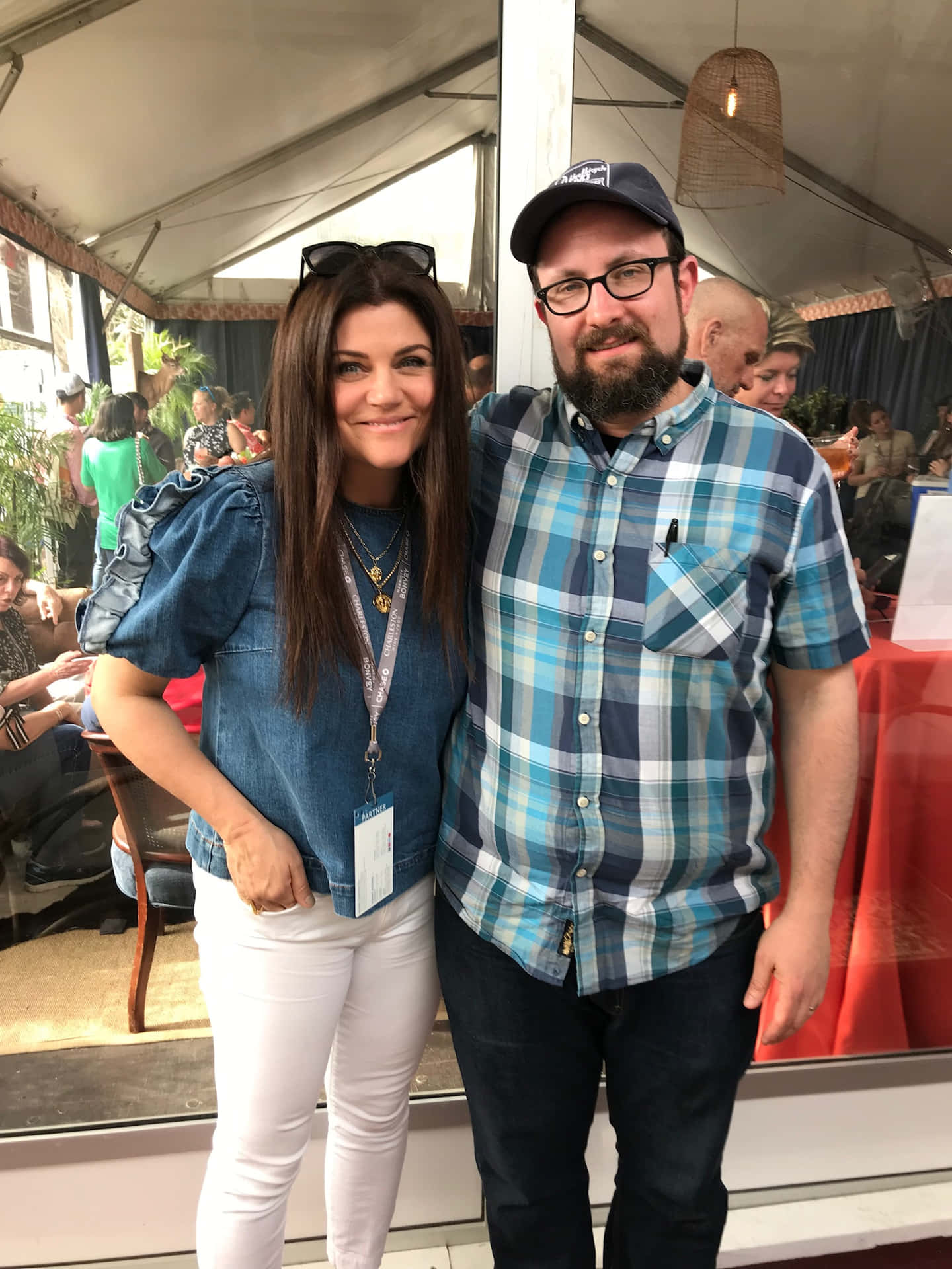 Tiffani Thiessen In A Casual Chic Look Background