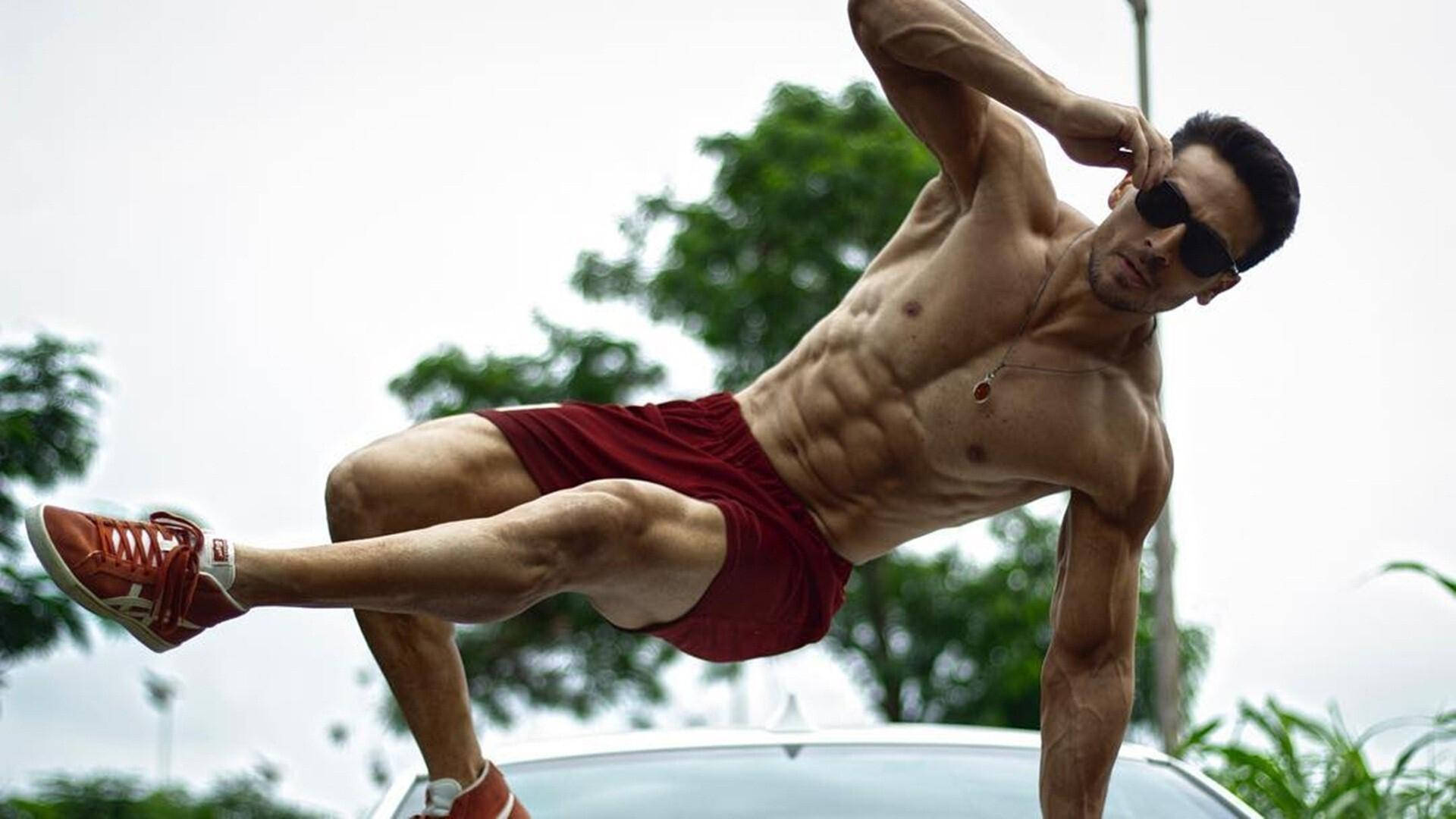 Tiger Shroff Body During Exercise Background