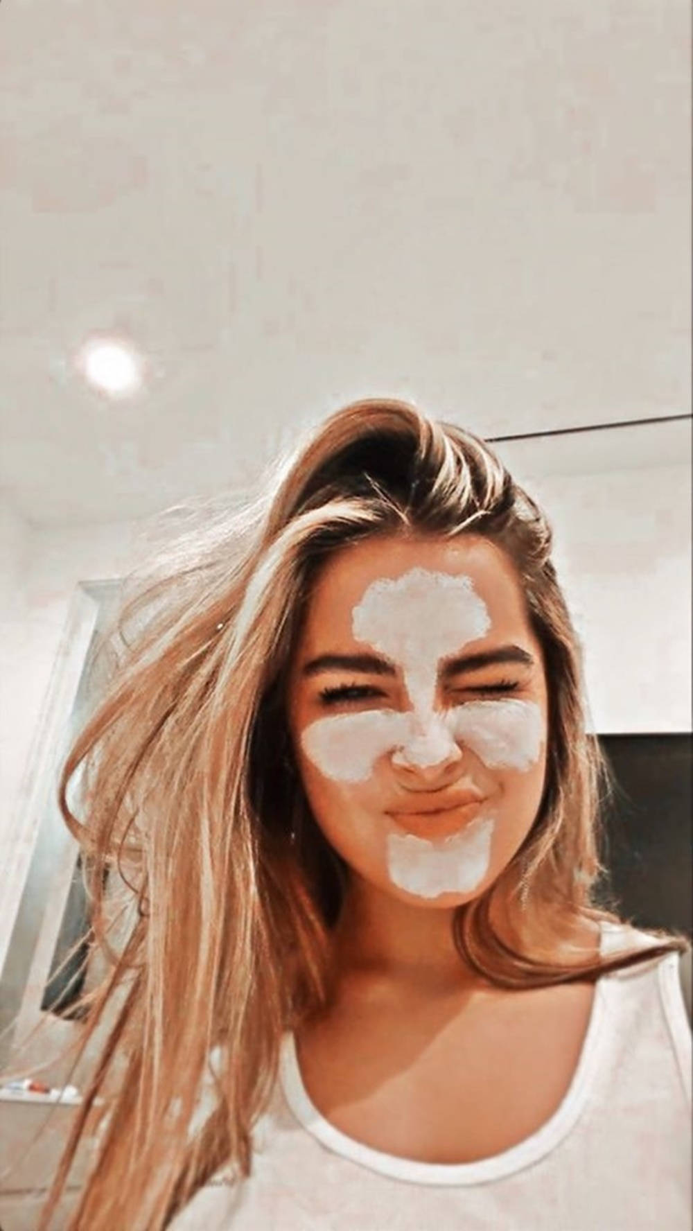 Tiktok Star Addison Rae Pfp Pouty Lips Background