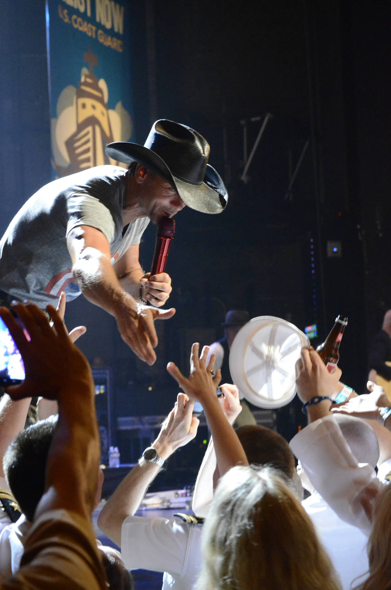 Tim Mcgraw Shake Fan's Hand Background