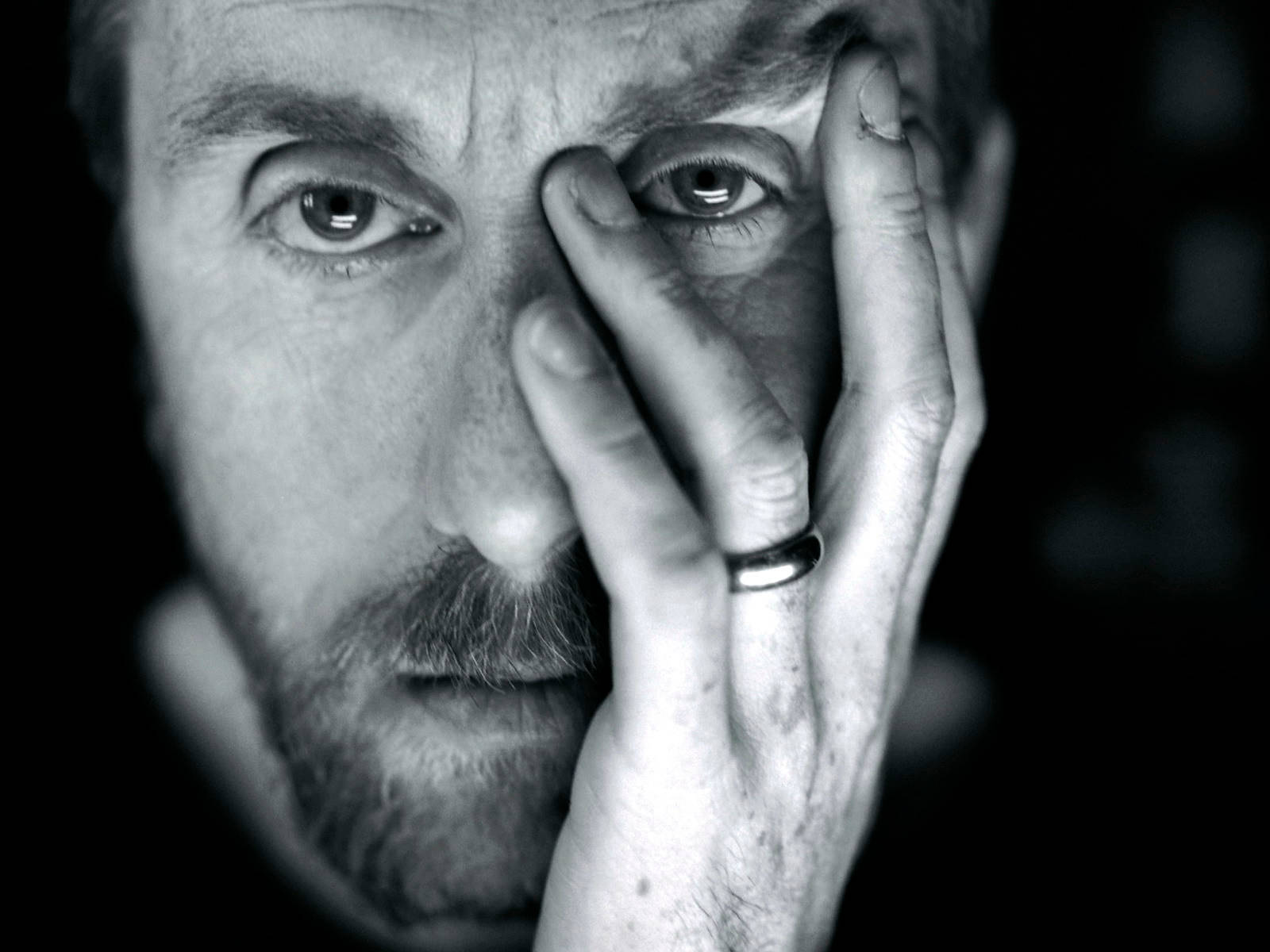 Tim Roth Close-up Black And White Portrait Background