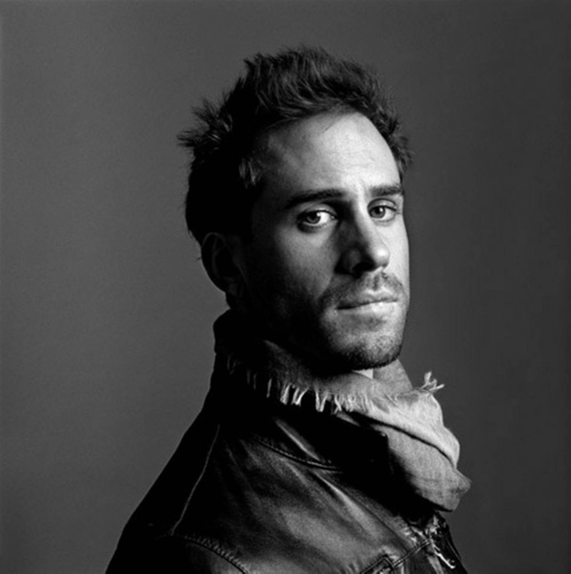 Timeless Elegance - A Black And White Portrait Of Actor Joseph Fiennes Background