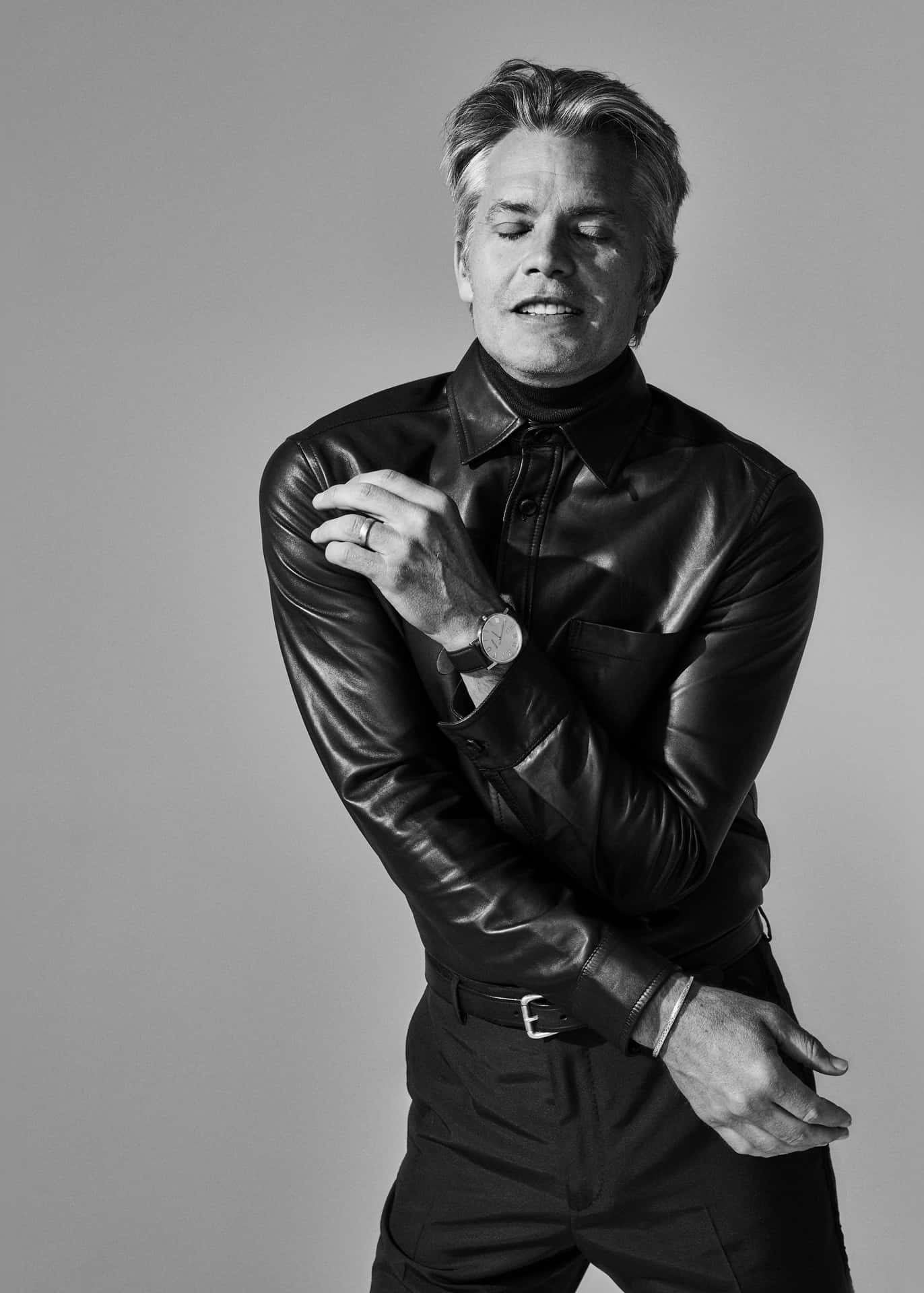 Timothy Olyphant Striking A Pose On The Red Carpet. Background