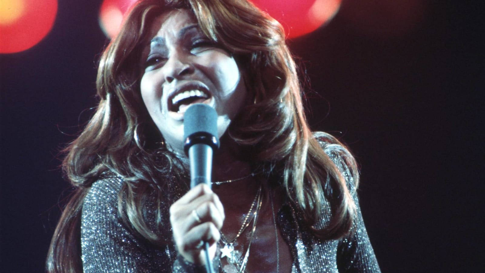 Tina Turner Live Performance 1976 Background