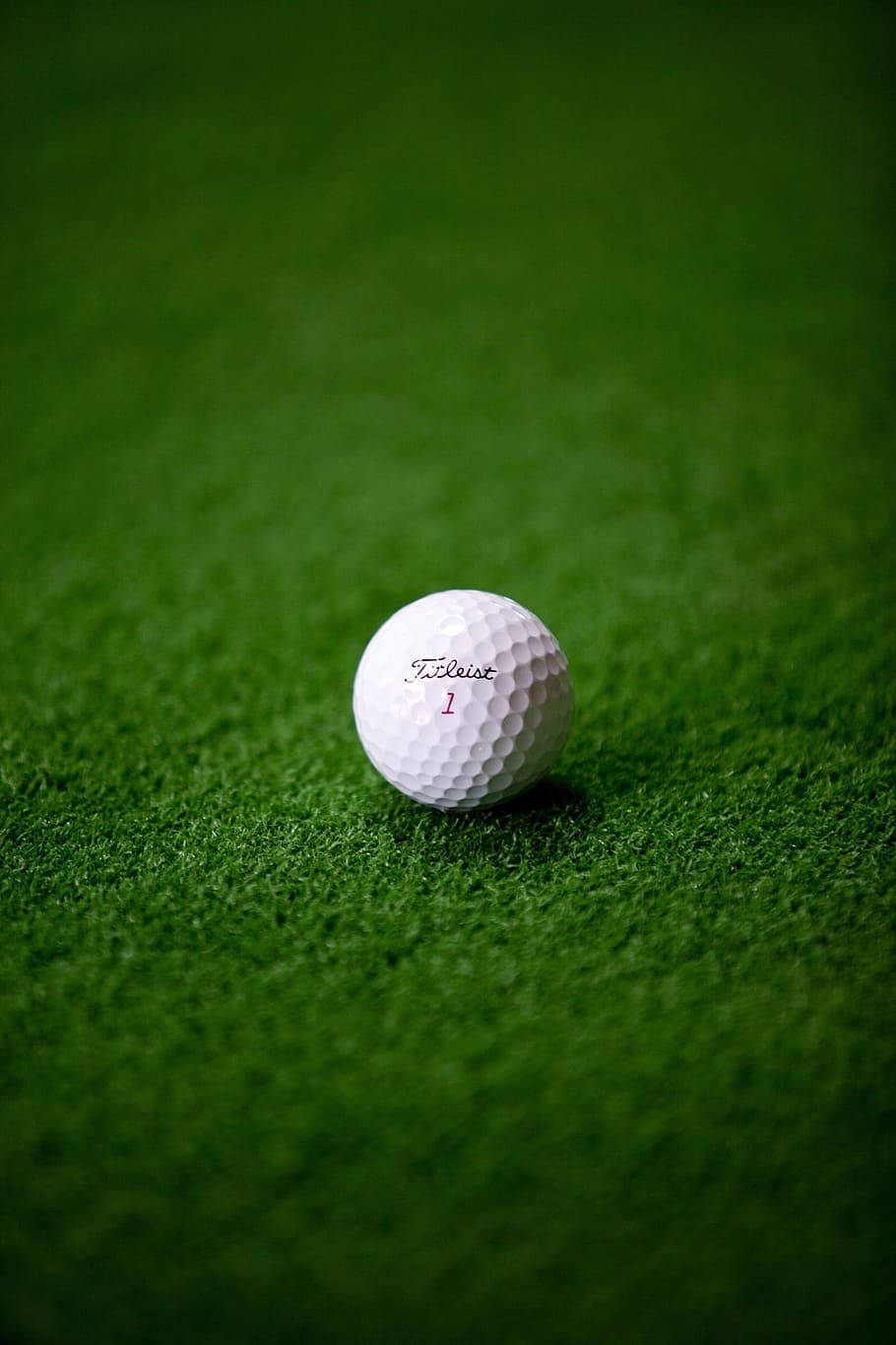 Titleist White Ball Golf Phone Background