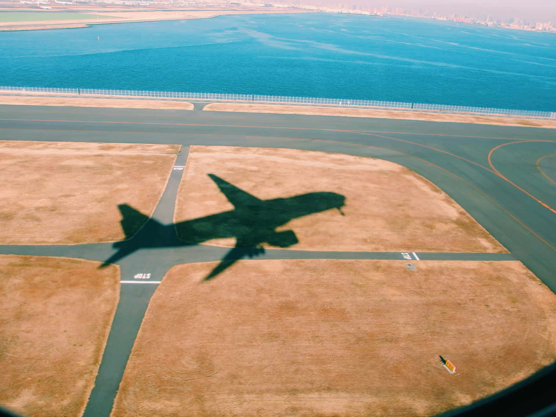 Tokyo Haneda Airplane Shadow Departure Background