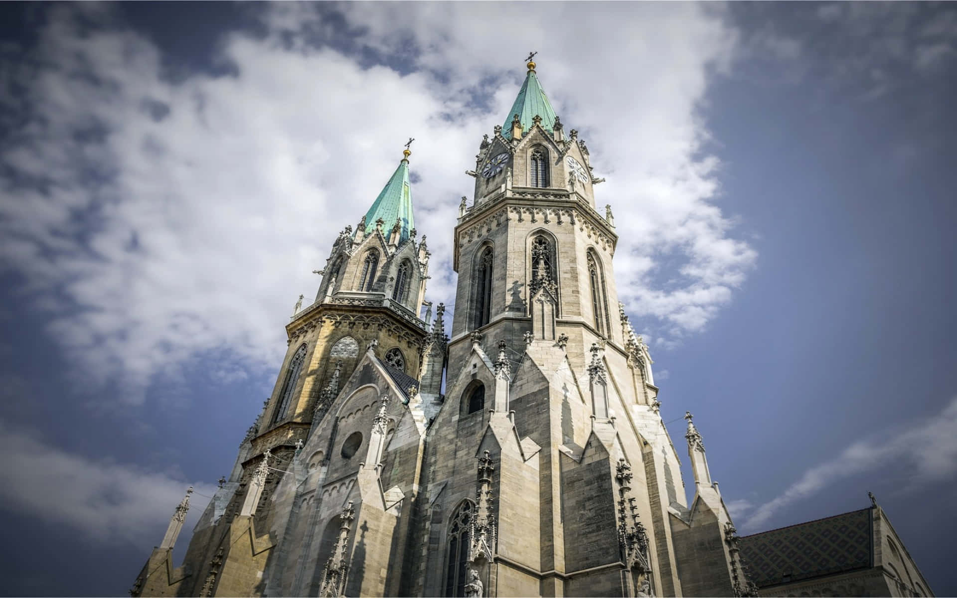 Toledo Cathedral Reaching Into The Sky Background