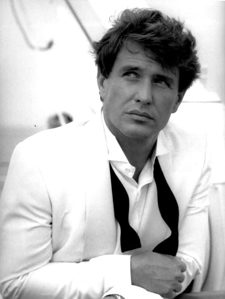 Tom Berenger In A Classic Pose Background